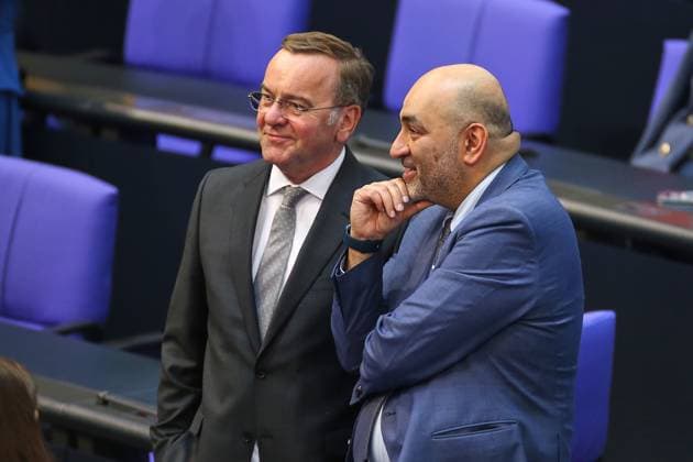 Berlin, Deutschland, 06.05.2025: Deutscher Bundestag: 2. Bundestagssitzung: Bundesminister der Verteidigung Boris Pistorius (SPD) und Omid Nouripour (Grüne) *** Berlin, Germany, 06 05 2025 German Bundestag 2 Bundestag session Federal Minister of Defense Boris Pistorius SPD and Omid Nouripour Greens Copyright: xdtsxNachrichtenagenturx dts_65691