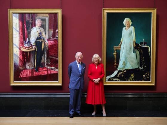 Bilder des Jahres 2025, Entertainment 05 Mai Entertainment Themen der Woche KW19 Entertainment Bilder des Tages King Charles III And Queen Camilla Visit The National Gallery LONDON, ENGLAND - MAY 06: King Charles III and Queen Camilla pose with their official Coronation State Portraits during a visit to The National Gallery on May 06, 2025 in London, England. To mark the second anniversary of their Coronation, The King and Queen will unveil their official Coronation State Portraits by Peter Kuhfeld and Paul S. Benney, now part of The Royal Collection. The portraits will be revealed in the Central Hall, followed by the reopening of the refurbished Sainsbury Wing. Their Majesties will then tour the space and meet participants in the gallery s outreach education programme., Credit:Chris Jackson Avalon United Kingdom, England, London, The National Gal  Copyright: xChrisxJacksonx xAvalonx 0995695940