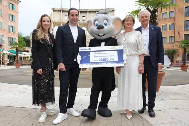 Europa-Park Eagles Charity Golfcup 2025 Bülent Ceylan nimmt den Scheck in der Höhe von 25.000 Euro für die Bülent Ceylan für Kinder Stiftung entgegen. Auf dem Bild v.li. Julia Fleschenberg, Bülent Ceylan, Euromaus, Mauritia und Jürgen Mack. Europa-Park Eagles Charity Golfcup 2025 am 05.05.2025. Hotel Colosseo, Rust, Baden-Württemberg, Deutschland.