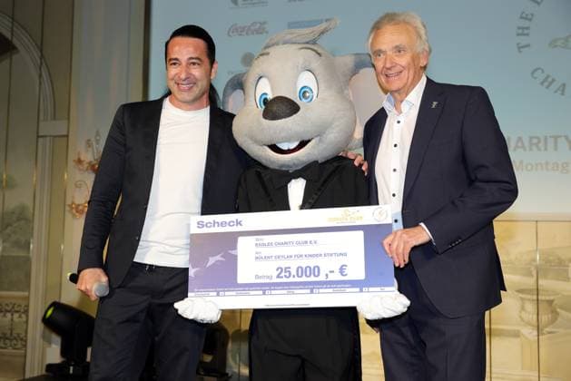 Europa-Park Eagles Charity Golfcup 2025 Bülent Ceylan und Jürgen Mack mit dem Scheck in der Höhe von 25.000 Euro für die Bülent Ceylan für Kinder Stiftung. Europa-Park Eagles Charity Golfcup 2025 am 05.05.2025. Hotel Colosseo, Rust, Baden-Württemberg, Deutschland.