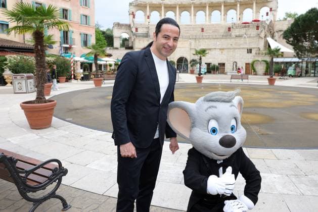 Europa-Park Eagles Charity Golfcup 2025 Bülent Ceylan mit der Euromaus vom dem Hotel Colosseo. Europa-Park Eagles Charity Golfcup 2025 am 05.05.2025. Hotel Colosseo, Rust, Baden-Württemberg, Deutschland.