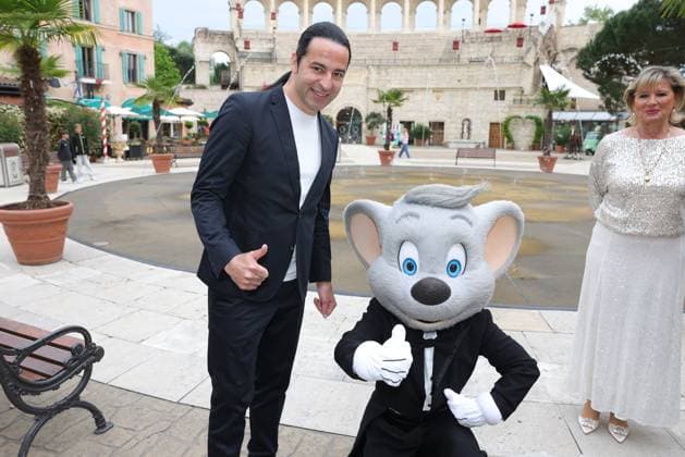 Europa-Park Eagles Charity Golfcup 2025 Bülent Ceylan mit der Euromaus vom dem Hotel Colosseo. Europa-Park Eagles Charity Golfcup 2025 am 05.05.2025. Hotel Colosseo, Rust, Baden-Württemberg, Deutschland.