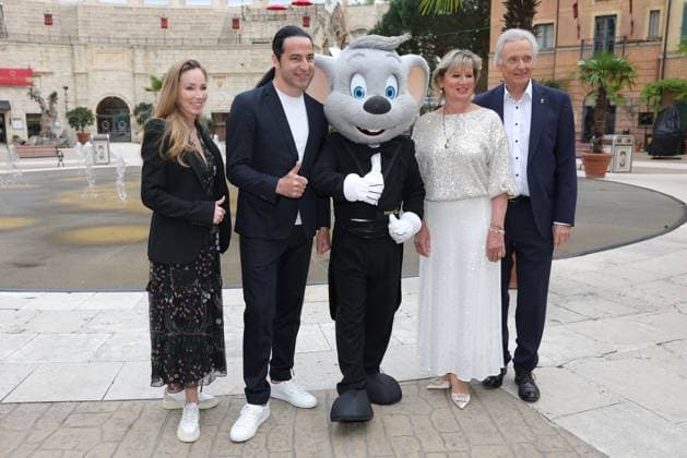 Europa-Park Eagles Charity Golfcup 2025 Julia Fleschenberg, Bülent Ceylan, Euromaus, Mauritia und Jürgen Mack (v.li.) vor dem Hotel Colosseo. Europa-Park Eagles Charity Golfcup 2025 am 05.05.2025. Hotel Colosseo, Rust, Baden-Württemberg, Deutschland.