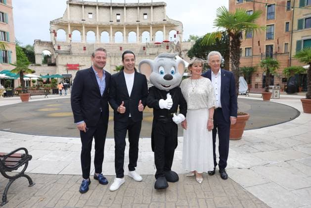 Europa-Park Eagles Charity Golfcup 2025 Sänger Sasha, Bülent Ceylan, Euromaus, Mauritia und Jürgen Mack (v.li.) vor dem Hotel Colosseo. Europa-Park Eagles Charity Golfcup 2025 am 05.05.2025. Hotel Colosseo, Rust, Baden-Württemberg, Deutschland.