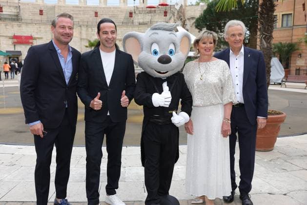 Europa-Park Eagles Charity Golfcup 2025 Sänger Sasha, Bülent Ceylan, Euromaus, Mauritia und Jürgen Mack (v.li.) vor dem Hotel Colosseo. Europa-Park Eagles Charity Golfcup 2025 am 05.05.2025. Hotel Colosseo, Rust, Baden-Württemberg, Deutschland.