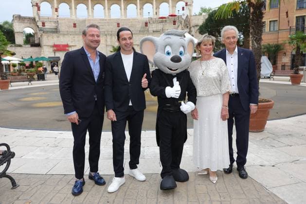 Europa-Park Eagles Charity Golfcup 2025 Sänger Sasha, Bülent Ceylan, Euromaus, Mauritia und Jürgen Mack (v.li.) vor dem Hotel Colosseo. Europa-Park Eagles Charity Golfcup 2025 am 05.05.2025. Hotel Colosseo, Rust, Baden-Württemberg, Deutschland.