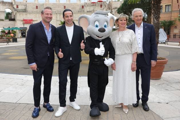 Europa-Park Eagles Charity Golfcup 2025 Sänger Sasha, Bülent Ceylan, Euromaus, Mauritia und Jürgen Mack (v.li.) vor dem Hotel Colosseo. Europa-Park Eagles Charity Golfcup 2025 am 05.05.2025. Hotel Colosseo, Rust, Baden-Württemberg, Deutschland.