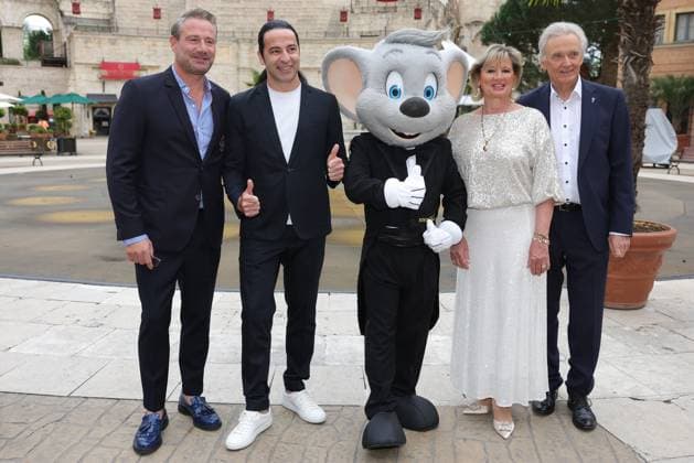 Europa-Park Eagles Charity Golfcup 2025 Sänger Sasha, Bülent Ceylan, Euromaus, Mauritia und Jürgen Mack (v.li.) vor dem Hotel Colosseo. Europa-Park Eagles Charity Golfcup 2025 am 05.05.2025. Hotel Colosseo, Rust, Baden-Württemberg, Deutschland.