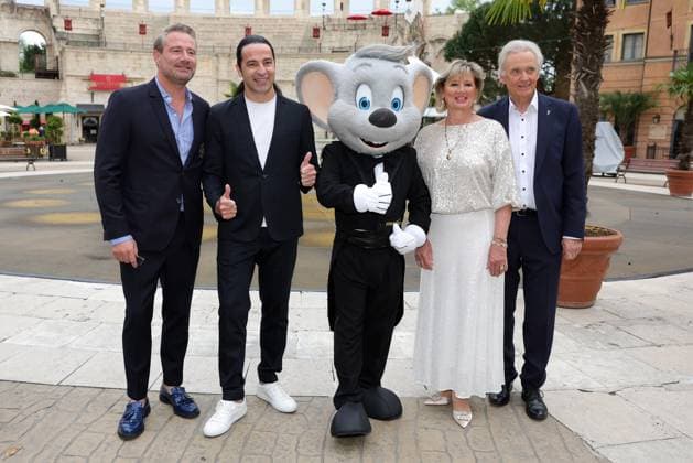 Europa-Park Eagles Charity Golfcup 2025 Sänger Sasha, Bülent Ceylan, Euromaus, Mauritia und Jürgen Mack (v.li.) vor dem Hotel Colosseo. Europa-Park Eagles Charity Golfcup 2025 am 05.05.2025. Hotel Colosseo, Rust, Baden-Württemberg, Deutschland.