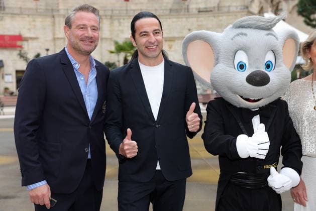 Europa-Park Eagles Charity Golfcup 2025 Sänger Sasha, Bülent Ceylan und Euromaus (v.li.) vor dem Hotel Colosseo. Europa-Park Eagles Charity Golfcup 2025 am 05.05.2025. Hotel Colosseo, Rust, Baden-Württemberg, Deutschland.