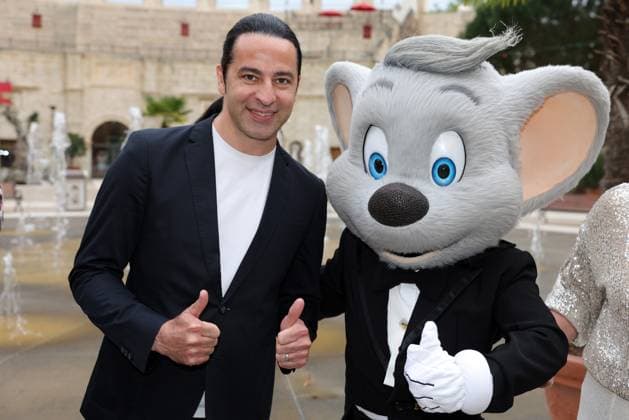 Europa-Park Eagles Charity Golfcup 2025 Bülent Ceylan mit der Euromaus vor dem Hotel Colosseo. Europa-Park Eagles Charity Golfcup 2025 am 05.05.2025. Hotel Colosseo, Rust, Baden-Württemberg, Deutschland.