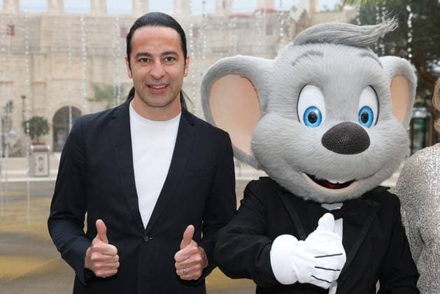 Europa-Park Eagles Charity Golfcup 2025 Bülent Ceylan mit der Euromaus vor dem Hotel Colosseo. Europa-Park Eagles Charity Golfcup 2025 am 05.05.2025. Hotel Colosseo, Rust, Baden-Württemberg, Deutschland.