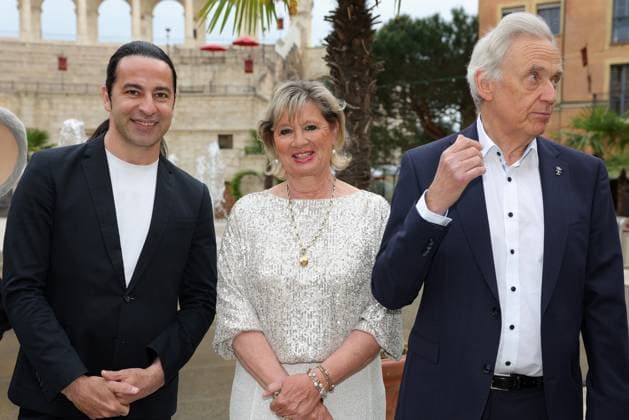 Europa-Park Eagles Charity Golfcup 2025 Bülent Ceylan mit Mauritia und Jürgen Mack vor dem Hotel Colosseo. Europa-Park Eagles Charity Golfcup 2025 am 05.05.2025. Hotel Colosseo, Rust, Baden-Württemberg, Deutschland.