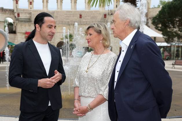 Europa-Park Eagles Charity Golfcup 2025 Bülent Ceylan mit Mauritia und Jürgen Mack vor dem Hotel Colosseo. Europa-Park Eagles Charity Golfcup 2025 am 05.05.2025. Hotel Colosseo, Rust, Baden-Württemberg, Deutschland.