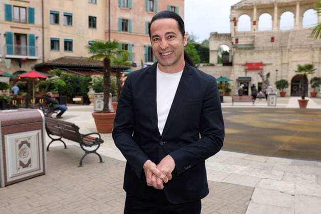 Europa-Park Eagles Charity Golfcup 2025 Bülent Ceylan vor dem Hotel Colosseo. Europa-Park Eagles Charity Golfcup 2025 am 05.05.2025. Hotel Colosseo, Rust, Baden-Württemberg, Deutschland.