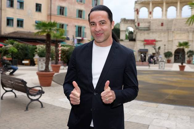 Europa-Park Eagles Charity Golfcup 2025 Bülent Ceylan vor dem Hotel Colosseo. Europa-Park Eagles Charity Golfcup 2025 am 05.05.2025. Hotel Colosseo, Rust, Baden-Württemberg, Deutschland.