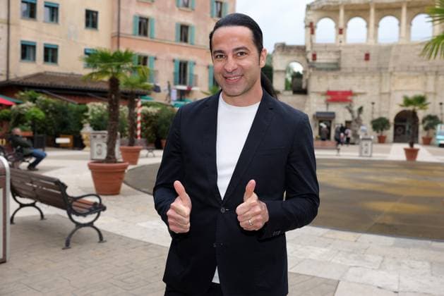 Europa-Park Eagles Charity Golfcup 2025 Bülent Ceylan vor dem Hotel Colosseo. Europa-Park Eagles Charity Golfcup 2025 am 05.05.2025. Hotel Colosseo, Rust, Baden-Württemberg, Deutschland.