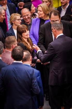 Wahl von Friedrich Merz zum Bundeskanzler der Bundesrepublik Deutschland im Deutschen Bundestag Gratulanten aus verschiedenen Parteien. Heidi Reichinek (Die Linke) gratuliert Friedrich Merz Berlin, 06.05.2025. Berlin Deutschland *** Election of Friedrich Merz as Chancellor of the Federal Republic of Germany in the German Bundestag Well-wishers from various parties Heidi Reichinek Die Linke congratulates Friedrich Merz Berlin, 06 05 2025 Berlin Germany Copyright: xDominikxButzmannx