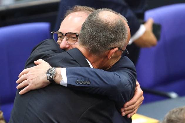 News Themen der Woche KW19 News Bilder des Tages Berlin, Deutschland, 06.05.2025: Deutscher Bundestag: 2. Bundestagssitzung: CDU-Chef Friedrich Merz ist zum Bundeskanzler gewählt und wird von Alexander Dobrindt umarmt *** Berlin, Germany, 06 05 2025 German Bundestag 2 Bundestag session CDU leader Friedrich Merz is elected Federal Chancellor and is embraced by Alexander Dobrindt Copyright: xdtsxNachrichtenagenturx dts_65733