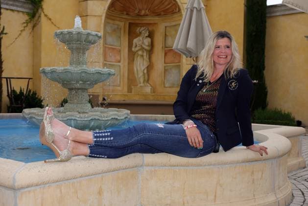 Europa-Park Eagles Charity Golfcup 2025 Ehemalige deutsche Bobpilotin Sandra Kiriasis posiert auf einem Brunnen vor dem Hotel Colosseo. Europa-Park Eagles Charity Golfcup 2025 am 05.05.2025. Hotel Colosseo, Rust, Baden-Württemberg, Deutschland.