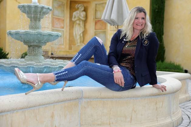 Europa-Park Eagles Charity Golfcup 2025 Ehemalige deutsche Bobpilotin Sandra Kiriasis posiert auf einem Brunnen vor dem Hotel Colosseo. Europa-Park Eagles Charity Golfcup 2025 am 05.05.2025. Hotel Colosseo, Rust, Baden-Württemberg, Deutschland.
