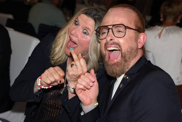 Europa-Park Eagles Charity Golfcup 2025 Ross Antony scherzt mit Sandra Kiriasis anlässlich des Gala-Abends im Hotel Colosseo. Europa-Park Eagles Charity Golfcup 2025 am 05.05.2025. Hotel Colosseo, Rust, Baden-Württemberg, Deutschland.