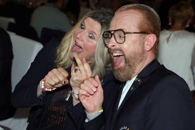 Europa-Park Eagles Charity Golfcup 2025 Ross Antony scherzt mit Sandra Kiriasis anlässlich des Gala-Abends im Hotel Colosseo. Europa-Park Eagles Charity Golfcup 2025 am 05.05.2025. Hotel Colosseo, Rust, Baden-Württemberg, Deutschland.