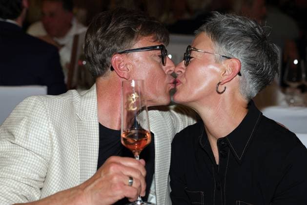 Europa-Park Eagles Charity Golfcup 2025 Hansy Vogt gibt Ehefrau Petra einen Kuss anlässlich des Gala-Abends im Hotel Colosseo. Europa-Park Eagles Charity Golfcup 2025 am 05.05.2025. Hotel Colosseo, Rust, Baden-Württemberg, Deutschland.