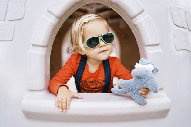 Creative Highlight Symbolbilder Ein kleines Mädchen mit einem Spielzeug in der Hand sitzt am Fenster eines Spielzeughauses Little girl with a toy in her hand sits at the window of a toy house. Copyright: imageBROKER NadtochiyxVladimir ibxiqx13182108.jpg ,model released, Symbolfoto ,property released