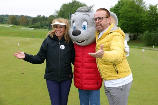 Europa-Park Eagles Charity Golfcup 2025 Ireen Sheer und Ross Antony mit der Euromaus auf dem Golfplatz. Europa-Park Eagles Charity Golfcup 2025 am 05.05.2025 auf dem 18-Loch-Platz des Europa-Park Golfclubs Breisgau e.V.. Baden-Württemberg, Deutschland.