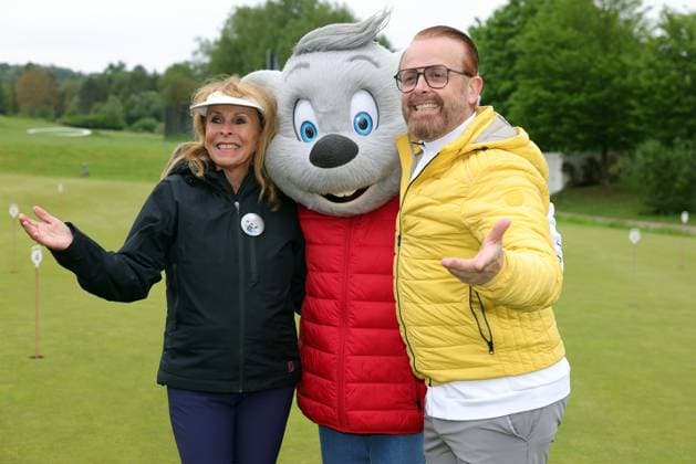 Europa-Park Eagles Charity Golfcup 2025 Ireen Sheer und Ross Antony mit der Euromaus auf dem Golfplatz. Europa-Park Eagles Charity Golfcup 2025 am 05.05.2025 auf dem 18-Loch-Platz des Europa-Park Golfclubs Breisgau e.V.. Baden-Württemberg, Deutschland.