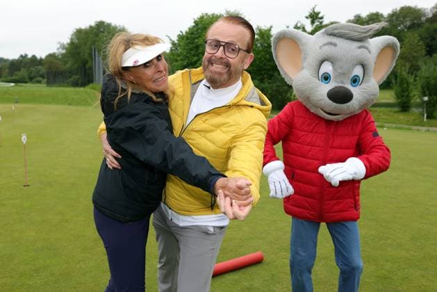 Europa-Park Eagles Charity Golfcup 2025 Ireen Sheer und Ross Antony mit der Euromaus auf dem Golfplatz. Europa-Park Eagles Charity Golfcup 2025 am 05.05.2025 auf dem 18-Loch-Platz des Europa-Park Golfclubs Breisgau e.V.. Baden-Württemberg, Deutschland.