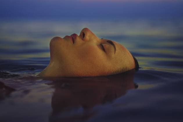 Creative Highlight Symbolbilder Gelassene blonde Frau liegt und entspannt sich im gekräuselten Meer Serene blond woman lying down and relaxing in the rippled sea Copyright: imageBROKER ArmanxZhenikeyev ibxazh13361101.jpg ,model released, Symbolfoto ,property released