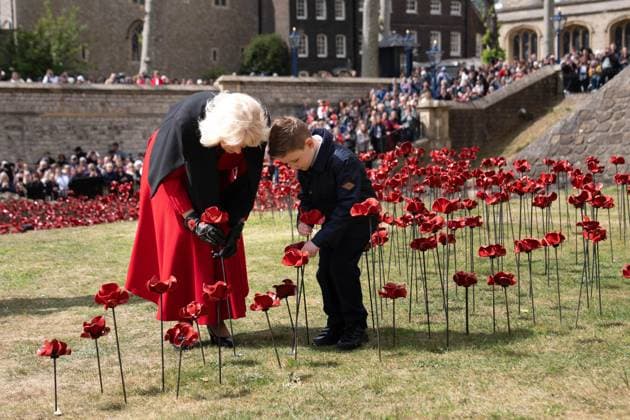 Entertainment Themen der Woche KW19 Entertainment Bilder des Tages Queen Camilla at the 80th anniversary of VE Day in London, 06 May 2025 London, UK, 06 May 2025: Queen Camilla views the display of ceramic poppies for the 80th anniversary of the end of the Second World War, at the Tower of London. Nearly 30,000 ceramic poppies from the 2014 commemorative art installation, Blood Swept Lands and Seas of Red have been loaned by the Imperial War Museum for a new VE Day design inside the inner walls of the Tower, resembling a wound to reflect the long-lasting sacrifices made during the Second World War., Credit:Stefan Rousseau Avalon London, UK  Copyright: xStefanxRousseaux xAvalonx 0995764117