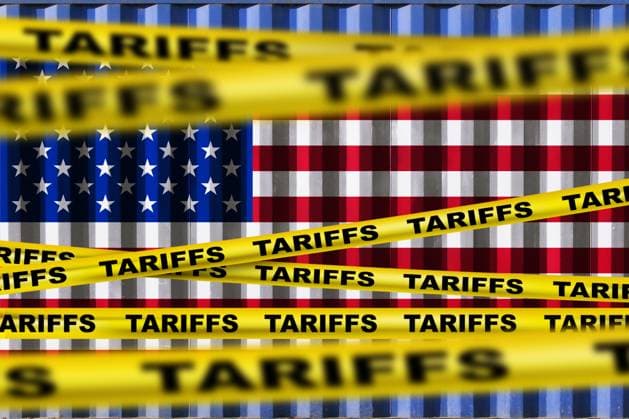 Wirtschaftszölle Konzept. Amerikanische Zölle auf die EU. Krise, Handel und Wirtschaftskrieg. Gelbes Band Zölle auf einem blauen Versandcontainer Hintergrund Textur mit amerikanischer Flagge *** Economic tariffs Concept American Customs duties at the EU Crisis, Trade and Economic War Yellow Volume Customs duties at a blue Shipping container Background Texture with American Flag 1102825898