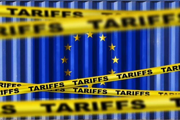 Wirtschaftszölle Konzept. Amerikanische Zölle auf die EU. Krise, Handel und Wirtschaftskrieg. Gelbes Band Zölle auf einem blauen Schiffscontainer Hintergrund Textur mit einer Europa-Flagge *** Economic tariffs Concept American Customs duties at the EU Crisis, Trade and Economic War Yellow Volume Customs duties at a blue Shipping container Background Texture with a Europe Flag 1102825897