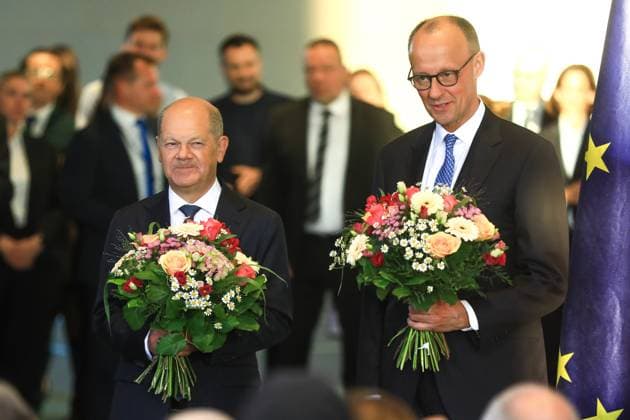 News Themen der Woche KW19 News Bilder des Tages Übergabe des Bundeskanzleramtes von Olaf Scholz an Friedrich Merz Berlin, 6.5.2025 Alt Bundeskanzler Olaf Scholz und Bundeskanzler Friedrich Merz bei der Übergabe des Bundeskanzleramtes von in Berlin Berlin Deutschland *** Handover of the Federal Chancellery from Olaf Scholz to Friedrich Merz Berlin, 6 5 2025 Former Federal Chancellor Olaf Scholz and Federal Chancellor Friedrich Merz at the handover of the Federal Chancellery from in Berlin Berlin Germany Copyright: xMatthiasxGränzdörferx