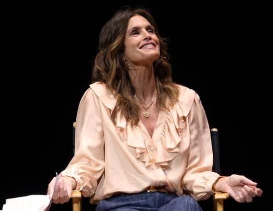 May 05, 2025 - Los Angeles, California, USA - CINDY CRAWFORD moderates a discussion with Christie Brinkley about her book, Uptown Girl during a Live Talks Los Angeles event at the Glorya Kaufman Performing Arts Center. Los Angeles USA - ZUMAce6_ 20250505_zaf_ce6_053 Copyright: xBrianxCahnx