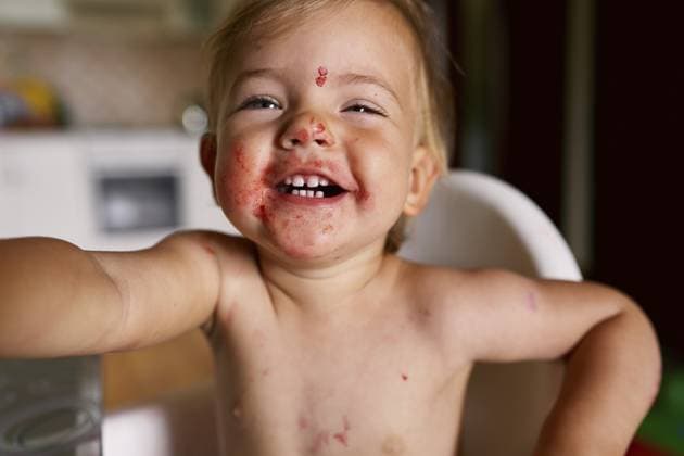 Creative Highlight Symbolbilder Ein kleines lachendes Kind mit einem schmutzigen Gesicht Little laughing child with a dirty face. Copyright: imageBROKER NadtochiyxVladimir ibxiqx13174688.jpg ,model released, Symbolfoto ,property released