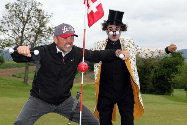 Europa-Park Eagles Charity Golfcup 2025 Sven Ottke scherzt mit Charlie Chaplin (Albert de Paris). Europa-Park Eagles Charity Golfcup 2025 am 05.05.2025 auf dem 18-Loch-Platz des Europa-Park Golfclubs Breisgau e.V.. Baden-Württemberg, Deutschland.