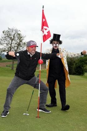 Europa-Park Eagles Charity Golfcup 2025 Sven Ottke scherzt mit Charlie Chaplin (Albert de Paris). Europa-Park Eagles Charity Golfcup 2025 am 05.05.2025 auf dem 18-Loch-Platz des Europa-Park Golfclubs Breisgau e.V.. Baden-Württemberg, Deutschland.