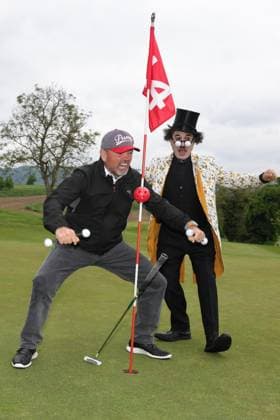 Europa-Park Eagles Charity Golfcup 2025 Sven Ottke scherzt mit Charlie Chaplin (Albert de Paris). Europa-Park Eagles Charity Golfcup 2025 am 05.05.2025 auf dem 18-Loch-Platz des Europa-Park Golfclubs Breisgau e.V.. Baden-Württemberg, Deutschland.