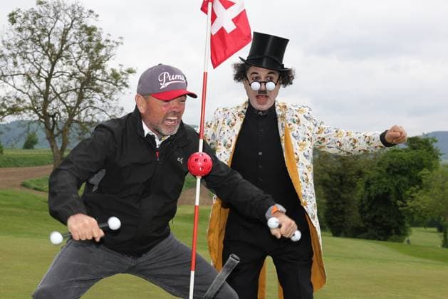Europa-Park Eagles Charity Golfcup 2025 Sven Ottke scherzt mit Charlie Chaplin (Albert de Paris). Europa-Park Eagles Charity Golfcup 2025 am 05.05.2025 auf dem 18-Loch-Platz des Europa-Park Golfclubs Breisgau e.V.. Baden-Württemberg, Deutschland.