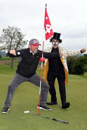 Europa-Park Eagles Charity Golfcup 2025 Sven Ottke scherzt mit Charlie Chaplin (Albert de Paris). Europa-Park Eagles Charity Golfcup 2025 am 05.05.2025 auf dem 18-Loch-Platz des Europa-Park Golfclubs Breisgau e.V.. Baden-Württemberg, Deutschland.