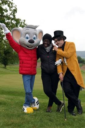 Europa-Park Eagles Charity Golfcup 2025 Rita Auma Obama (ältere Halbschwester des ehemaligen US-Präsidenten Barack Obama) mit der Euromaus Charlie Chaplin (Albert de Paris). Europa-Park Eagles Charity Golfcup 2025 am 05.05.2025 auf dem 18-Loch-Platz des Europa-Park Golfclubs Breisgau e.V.. Baden-Württemberg, Deutschland.