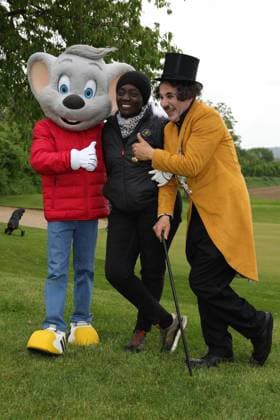 Europa-Park Eagles Charity Golfcup 2025 Rita Auma Obama (ältere Halbschwester des ehemaligen US-Präsidenten Barack Obama) mit der Euromaus Charlie Chaplin (Albert de Paris). Europa-Park Eagles Charity Golfcup 2025 am 05.05.2025 auf dem 18-Loch-Platz des Europa-Park Golfclubs Breisgau e.V.. Baden-Württemberg, Deutschland.