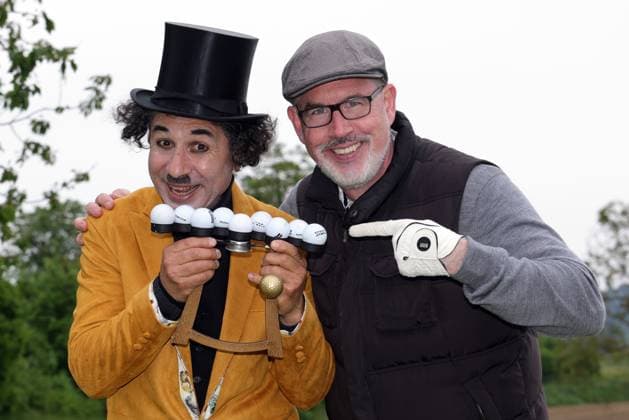 Europa-Park Eagles Charity Golfcup 2025 Paul Reeves scherzt mit Charlie Chaplin (Albert de Paris). Europa-Park Eagles Charity Golfcup 2025 am 05.05.2025 auf dem 18-Loch-Platz des Europa-Park Golfclubs Breisgau e.V.. Baden-Württemberg, Deutschland.