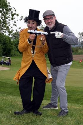 Europa-Park Eagles Charity Golfcup 2025 Paul Reeves scherzt mit Charlie Chaplin (Albert de Paris). Europa-Park Eagles Charity Golfcup 2025 am 05.05.2025 auf dem 18-Loch-Platz des Europa-Park Golfclubs Breisgau e.V.. Baden-Württemberg, Deutschland.