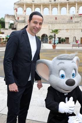 Europa-Park Eagles Charity Golfcup 2025 Bülent Ceylan mit der Euromaus vor dem Hotel Colosseo. Europa-Park Eagles Charity Golfcup 2025 am 05.05.2025. Hotel Colosseo, Rust, Baden-Württemberg, Deutschland.