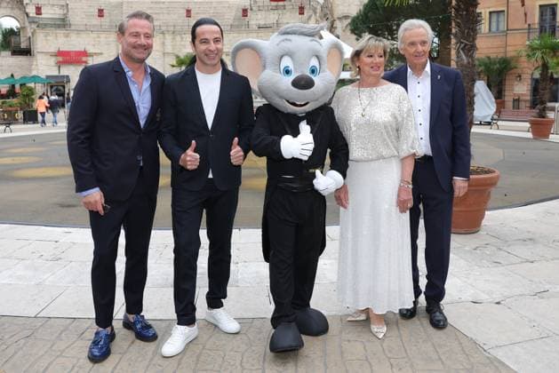 Europa-Park Eagles Charity Golfcup 2025 Sänger Sasha, Bülent Ceylan, Euromaus, Mauritia und Jürgen Mack (v.li.) vor dem Hotel Colosseo. Europa-Park Eagles Charity Golfcup 2025 am 05.05.2025. Hotel Colosseo, Rust, Baden-Württemberg, Deutschland.